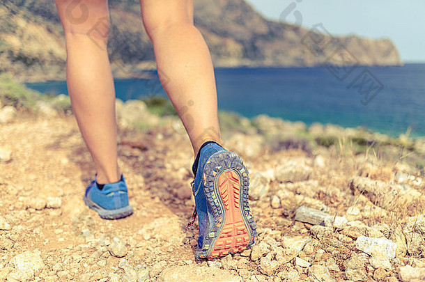 <strong>走运</strong>行徒步旅行锻炼体育鞋腿岩石徒步旅行小道山动机灵感概念