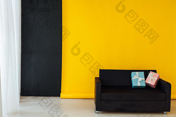 黑色的办公室沙发礼物室内黄色的背景