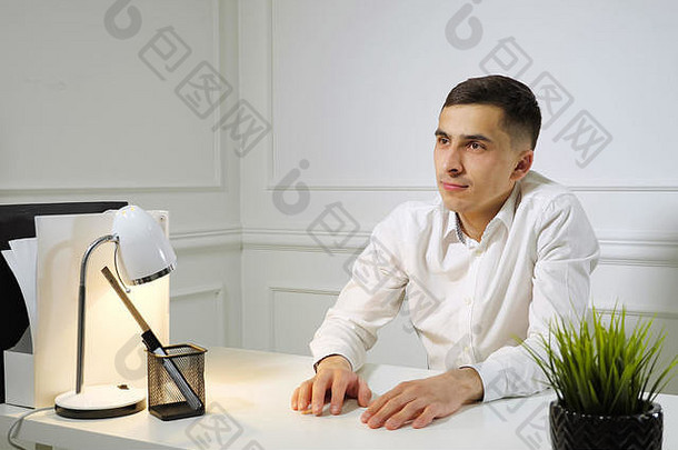 办公室工人年轻的男人。白色衬衫拖延坐着工作办公室表格做梦