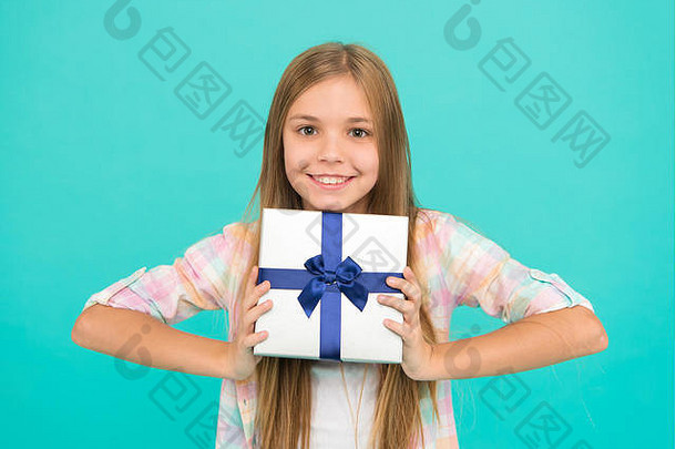 愉快的礼物购物狂现在包装盒子小孩子持有礼物盒子系丝带弓可爱的购物者享受购物小女孩购物礼物