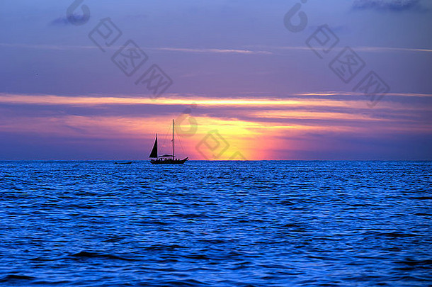 帆船的轮廓生动的日落天空