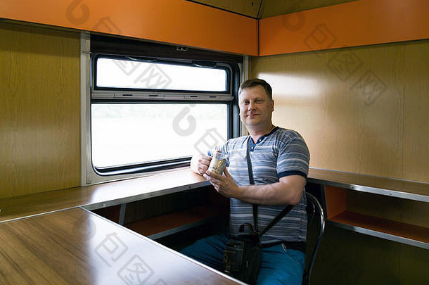 男人。年喝茶长途火车