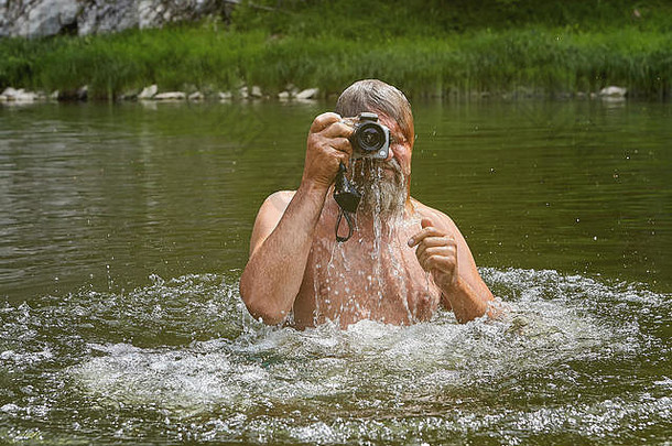 摄影师跳水湿相机手水河内部相机损坏的电子产品