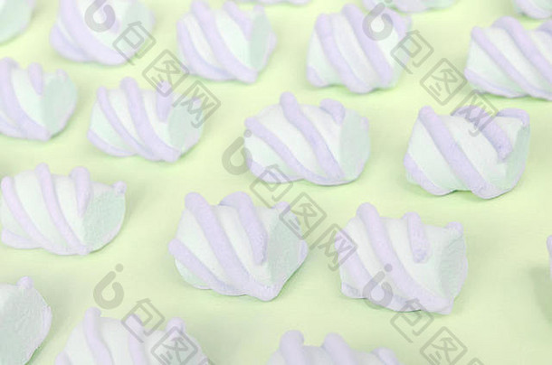 色彩斑斓的棉花糖铺设石灰纸背景柔和的有创意的变形模式的角度来看宏拍摄