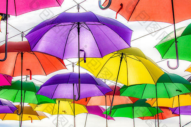 色彩鲜艳的开放雨伞挂电线装修入口商店