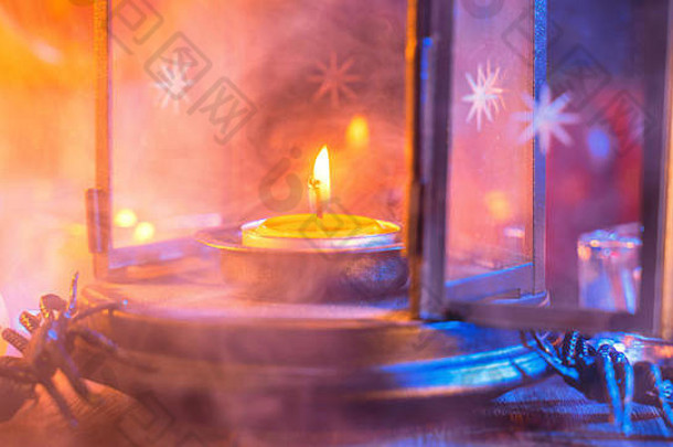 万圣节概念令人毛骨悚然的装饰照明蜡烛蜡烛持有人蓝色的语气烟黑暗木表格关闭