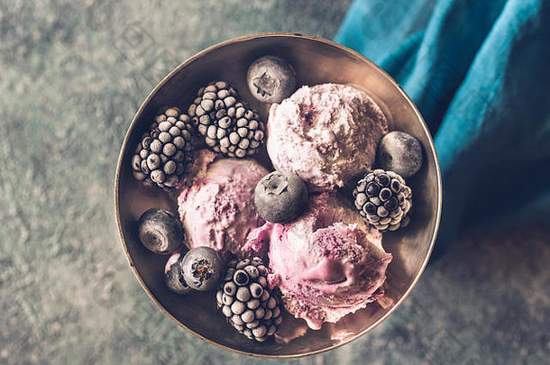 水果冰淇淋新鲜的蓝莓黑莓古董花瓶