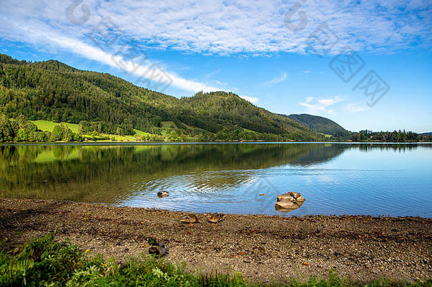 风景优美的海边湖schliersee阳光明媚的一天蓝色的天空巴伐利亚德国