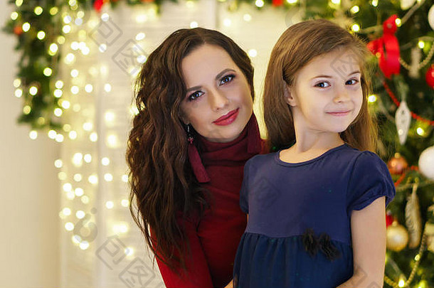 家庭庆祝活动圣诞节妈妈。女儿背景圣诞节树加兰快乐童年