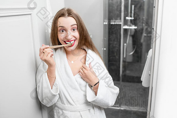女人牙刷浴室
