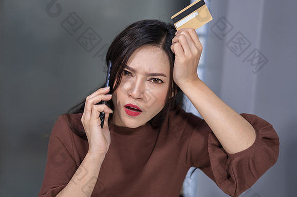 强调女人调用<strong>电话</strong>holdind信贷卡在线购物