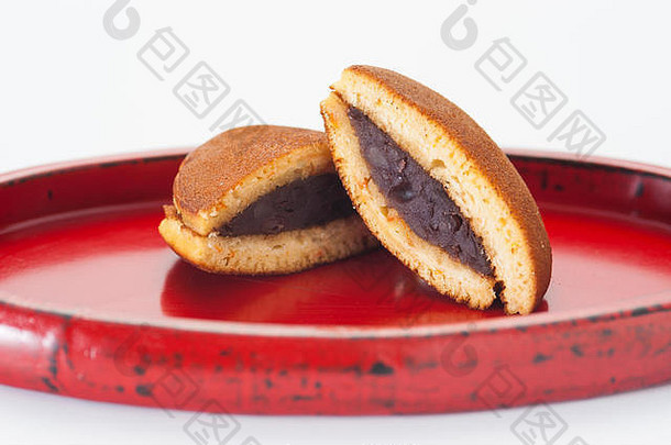 日本多拉亚基蛋糕红色的豆填充班博托盘