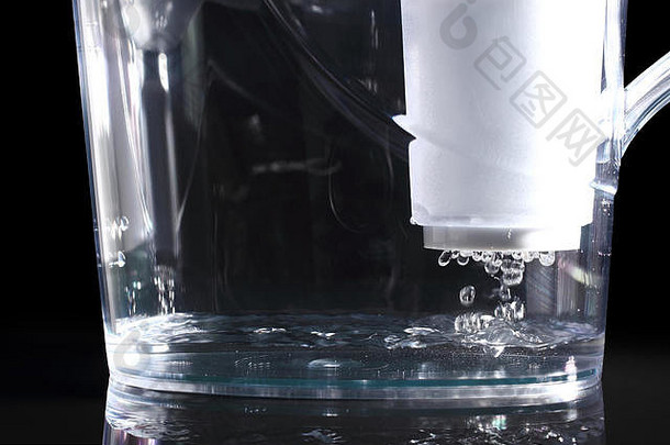 下降泡沫水水过滤器墨盒孤立的黑色的背景剪裁路径