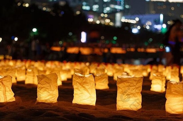 晚上视图行烛光纸灯笼海滩照亮城市天际线灯笼焦点后台支持