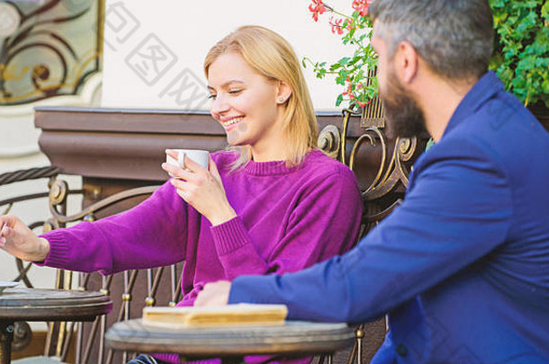 正常的满足连接<strong>单</strong>人满足熟人会议人日期夫妇阳台喝咖啡休闲满足熟人公共的地方浪漫的夫妇