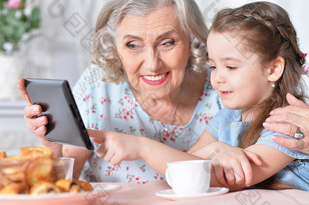 可爱的女孩祖母平板电脑