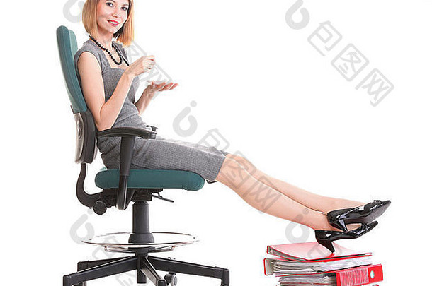 女人女商人持有很多文档孤立的白色红色的文件夹年轻的放松腿