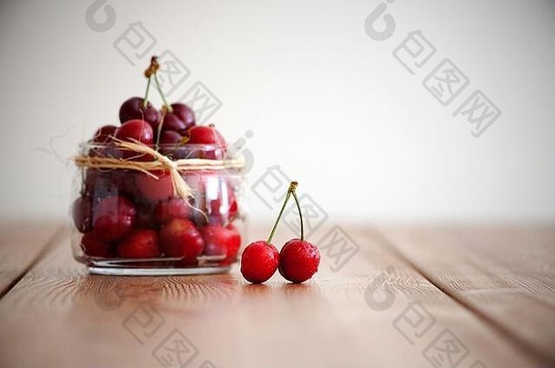 红色的欧洲酸樱桃樱桃夏天浆果木表格新鲜的红色的心樱桃维生素健康的营养