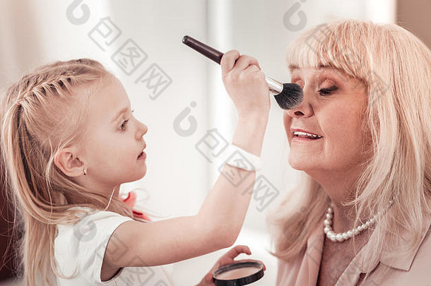 令人惊异的女孩使化妆祖母