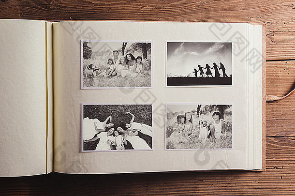 照片专辑黑色的白色家庭图片工作室拍摄木背景