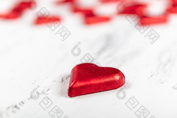 心形状的巧克力<strong>糖果包装</strong>红色的色彩斑斓的箔情人节一天情人节图像白色木背景