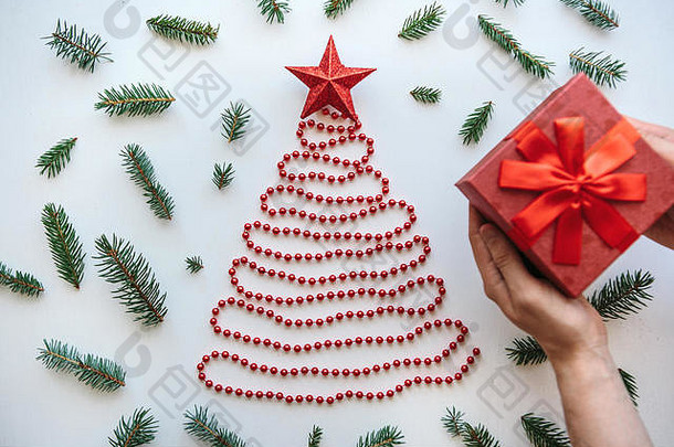 有创意的的想法圣诞节一年主题圣诞节树使珠子明星前男人。持有盒子礼物庆祝概念