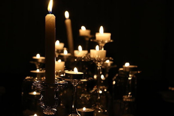 闪烁的蜡烛黑暗背景