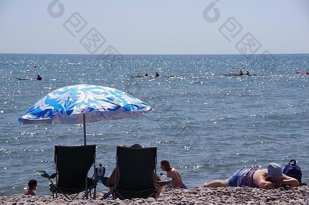晒日光浴sidmouth海滩细萨默斯一天一对野营椅子阳伞东德文郡8月