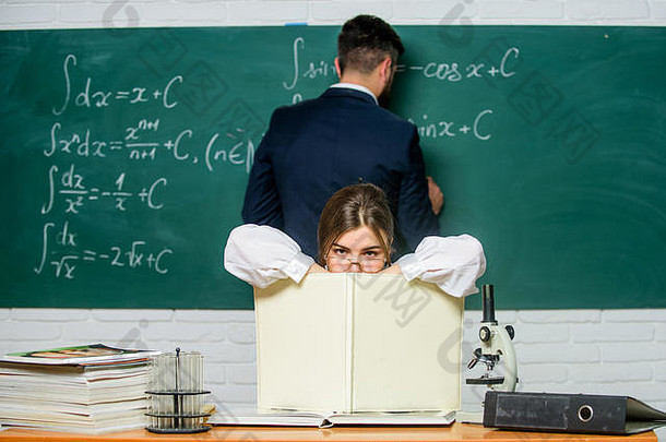 研究类通常漂亮的类主进行教训学校聪明的老师类注册坐表格学生写作公式黑板实验室类