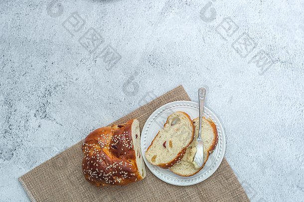 平躺早餐早午餐表格面包片面包黄油传播刀板食物概念