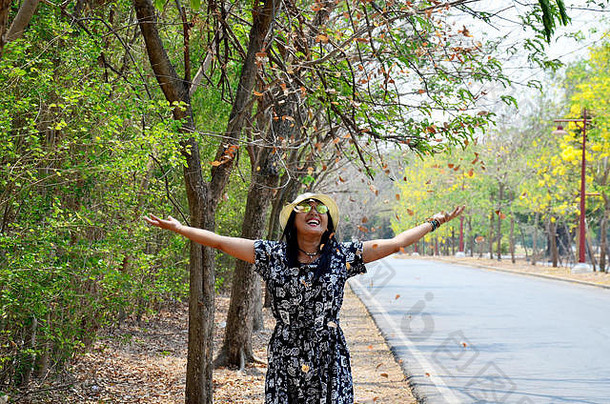 泰国女人肖像玩扔叶户外树路农村大城府泰国