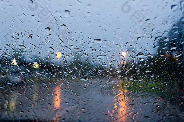 雨滴车玻璃多雨的