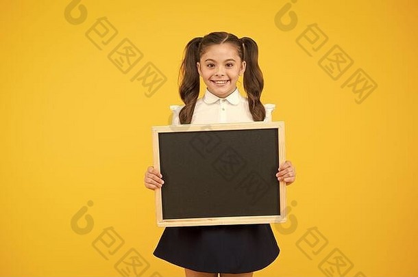 制造商学童持有黑板上黄色的背景孩子黑板上学校广告女孩空黑板文本复制空间