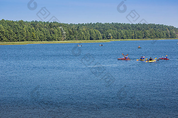 色彩斑斓的皮艇停泊湖岸戈尔多皮沃湖mazury波兰