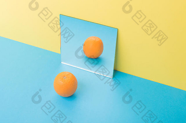 图片橙色蓝色的表格孤立的黄色的背景镜子