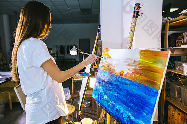 女艺术家paintng图片帆布石油油漆车间