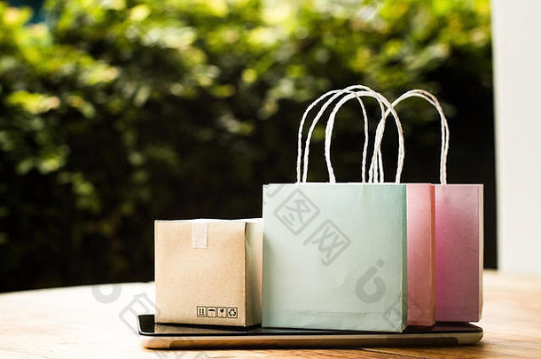 在线购物电子商务快容易交易概念色彩斑斓的购物袋纸纸箱平板电脑描述了客户订单的事情雷泰