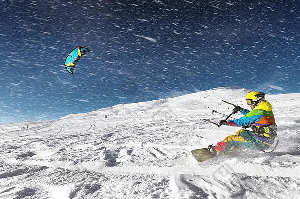 滑雪跳伞蓝色的天空背景山降雪