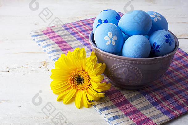 光蓝色的装饰复活节鸡蛋紫色的碗白色木背景复活节背景复活节鸡蛋复活节复活节