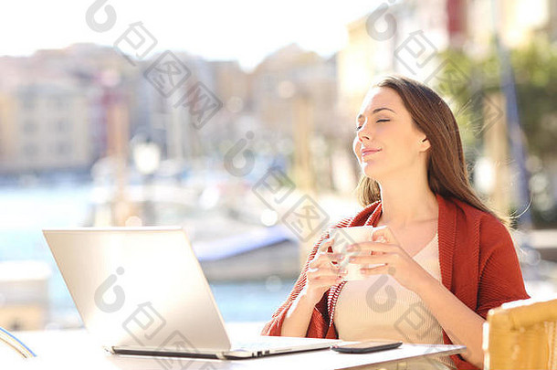肖像女孩放松酒店阳台假期享受杯咖啡阳光明媚的夏天一天港口背景