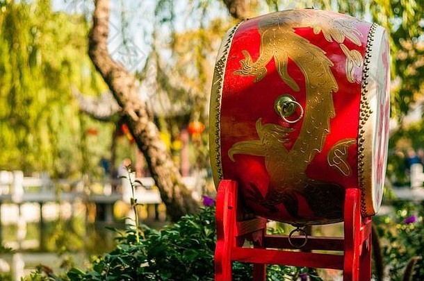 传统的风格红色的中国人鼓展馆桥湖背景guyi花园上海
