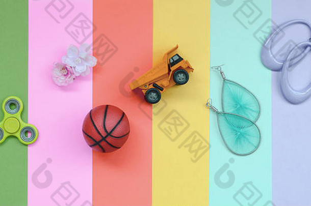 时尚的时尚柔和的作文耳环太阳镜饮料篮球球玩具卡车花微调控制项背景粉红色的