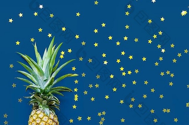 菠萝蓝色的固体下降的地方文本时尚的现代色彩斑斓的背景水平节日金明星形状的五彩纸屑