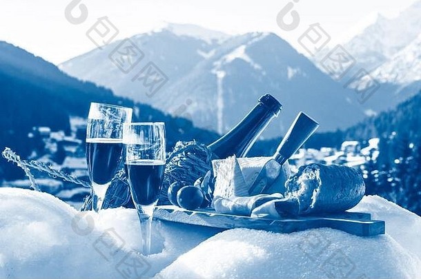 意大利食物户外冬天阳光明媚的一天浪漫的野餐阿尔卑斯山脉山健美的经典蓝色的颜色