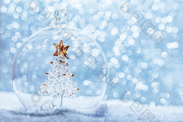 圣诞节玻璃球水晶树内部雪闪闪发光的背景