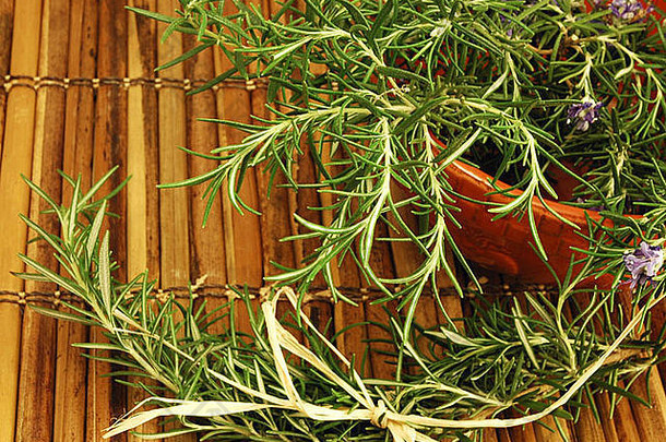 迷迭香选新鲜的花园碗竹子席厨房