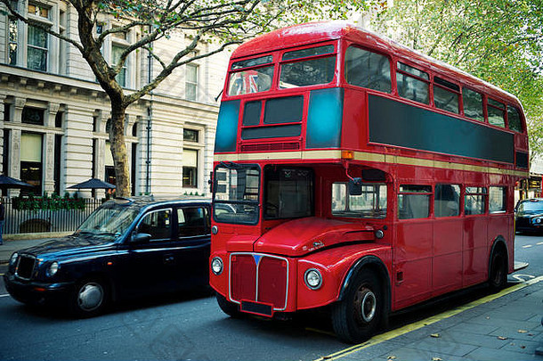 传统的红色的双层“司公共汽车介绍了使空街伦敦