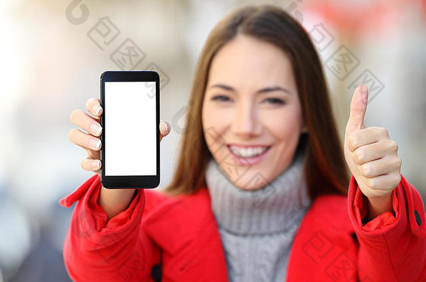 前面视图肖像快乐女人红色的显示空白聪明的电话屏幕冬天
