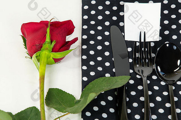 关闭红色的玫瑰黑色的银器波尔卡点餐巾空白白色纸叉