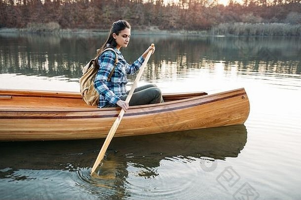 旅行女人划独木舟湖